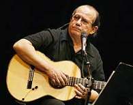 Cuban singer Silvio Rodriguez captivated with his music over 10 thousand Guatemalans.